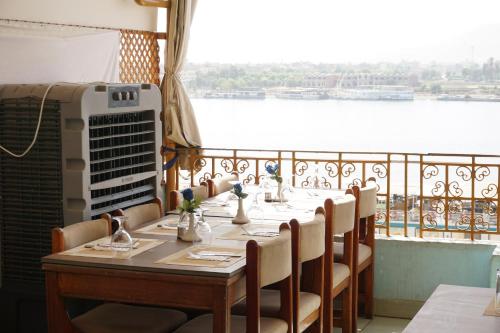 ระเบียง/ชานเรือน, Merry Land Hotel & Roof Top Nile Restaurant Luxor near สนามบินนานาชาติลักซอร์