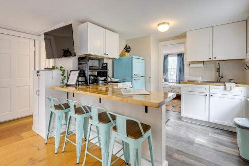 Cozy Sea Street Cottage - 1 Mile to Ferry Boats! - image 11