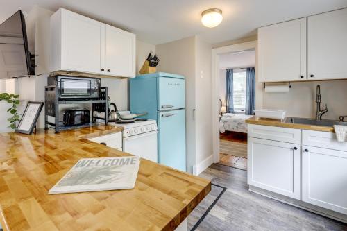 Cozy Sea Street Cottage - 1 Mile to Ferry Boats! - image 11