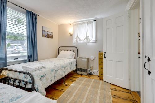 Cozy Sea Street Cottage - 1 Mile to Ferry Boats! - image 6