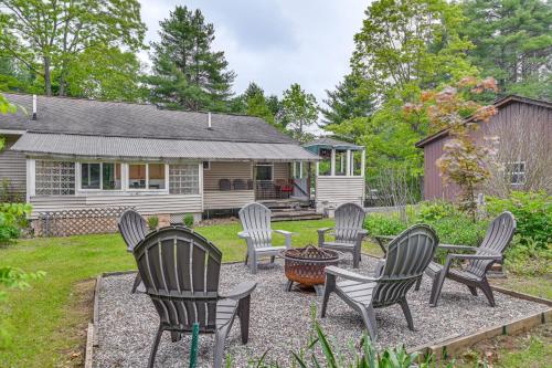 Cozy Lake Luzerne Home - 1 Mi to Wayside Beach! in Лейк Лузерн