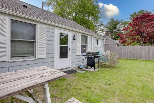 Cozy Sea Street Cottage - 1 Mile to Ferry Boats! - image 2