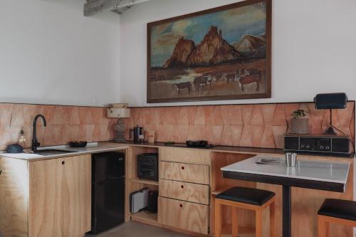 кухня, Large West Texas Suite at Iconic Property in Marfa