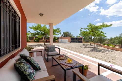 ระเบียง/ชานเรือน, Hilltop Haven by Fidalsa in อะเลโด