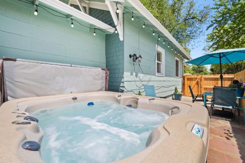 Peterson Retreat - Hot Tub, Bikes, Old Town in East Dale
