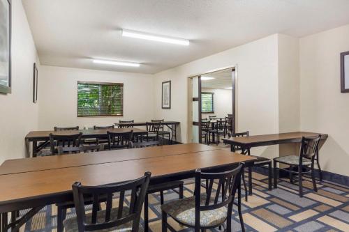 Best Western Plus Berkshire Hills Inn & Suites - image 6