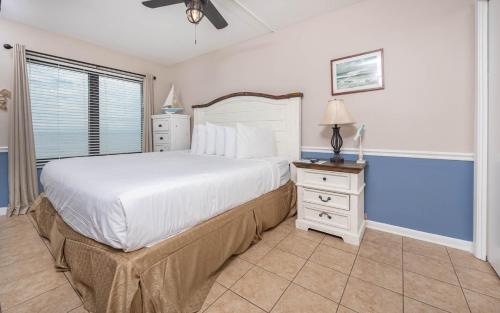 Island Winds East 707 condo near Pink Pony Pub