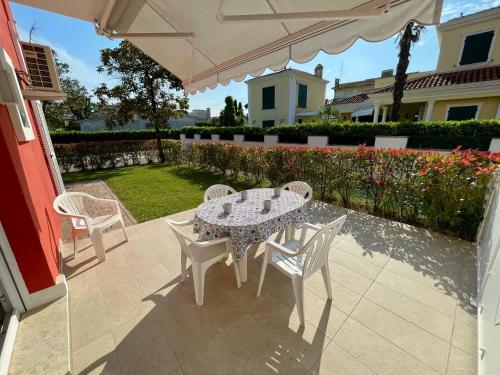 Flat with garden near the beach, Porto Santa Margherita (foto 2)