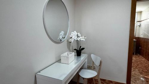 Two-Bedroom Deluxe Apartment image 4