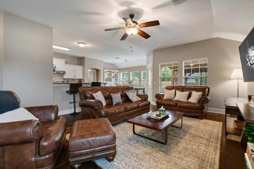 Spacious Stylish Home Private Patio Pergola in Glenbrook