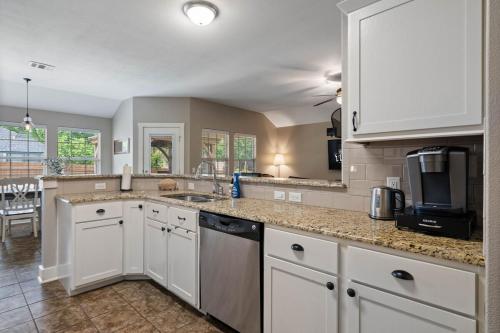Spacious Stylish Home Private Patio Pergola in Glenbrook