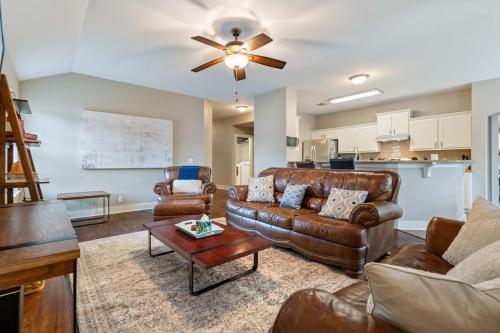 Spacious Stylish Home Private Patio Pergola in Glenbrook