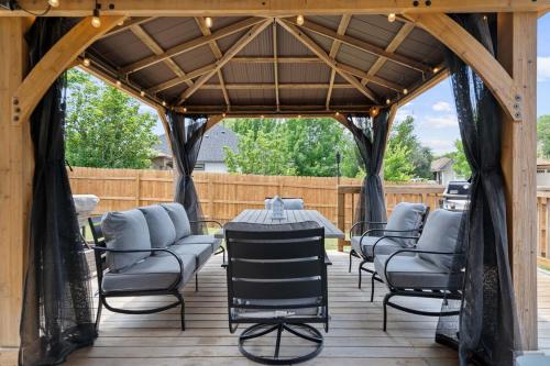 Spacious Stylish Home Private Patio Pergola in Glenbrook