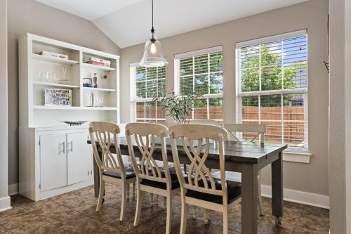 Spacious Stylish Home Private Patio Pergola in Glenbrook