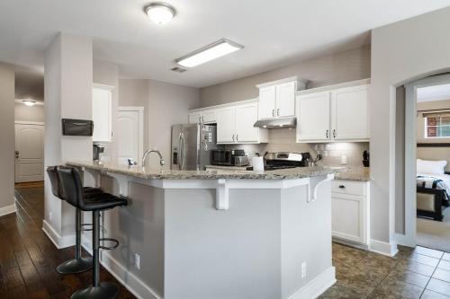 Spacious Stylish Home Private Patio Pergola in Glenbrook