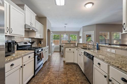 Spacious Stylish Home Private Patio Pergola in Glenbrook