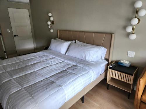 Deluxe King Room image 6