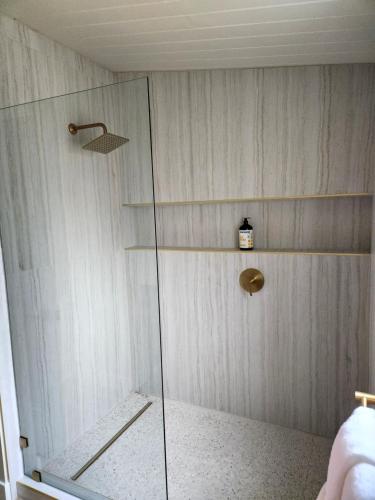 Deluxe King Room image 3