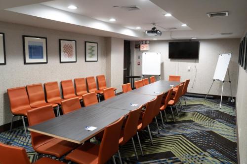 Holiday Inn Express Maspeth Hotel By IHG - image 10
