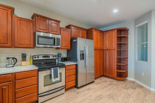 Spacious 2BD - ASU - Sloan Pk - WD Parking Sleeps 8 thumb 4