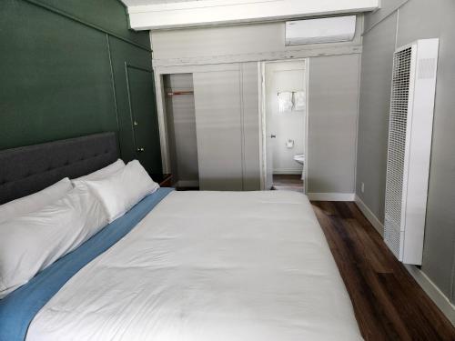 Standard King Room image 3