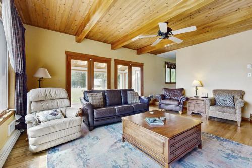 Lakeview Home with new hot tub - Sleeps 10 in Sandpoint (ID)