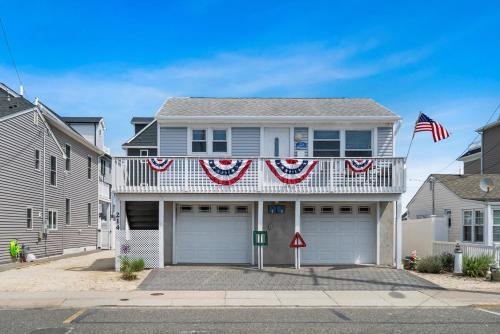 . 2 beach houses 2 blocks to the beach boardwalk and dinning and beach passes