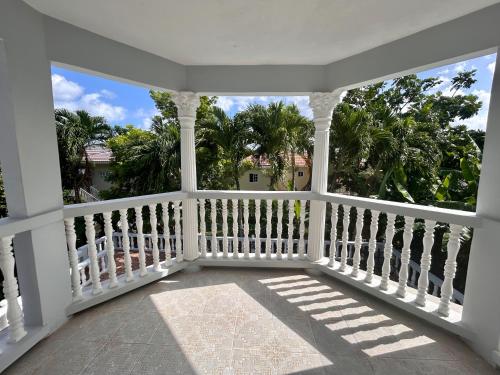 5 Bed Villa Sleeps 14 - Private Pool - Smart TVs in 逍遙海灣