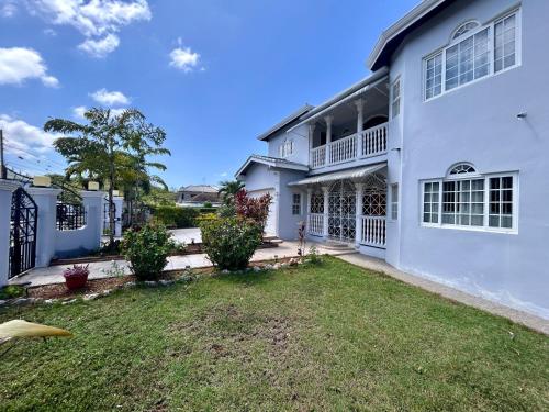 5 Bed Villa Sleeps 14 - Private Pool - Smart TVs in 逍遙海灣