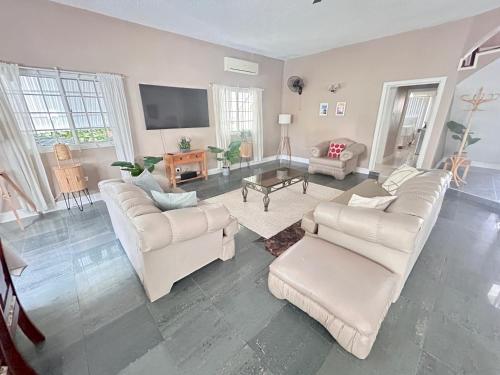 5 Bed Villa Sleeps 14 - Private Pool - Smart TVs in 逍遙海灣