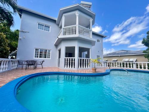 5 Bed Villa Sleeps 14 - Private Pool - Smart TVs in 逍遙海灣