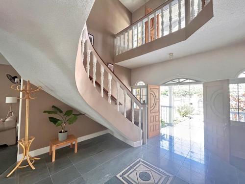 5 Bed Villa Sleeps 14 - Private Pool - Smart TVs in 逍遙海灣