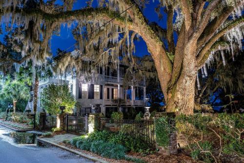 Gritz & Giggles, Where Southern Charm Meets Belly Laughs in Port Royal
