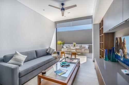 2 BR Cabo Marina Walk to Beach & Private Jacuzzi