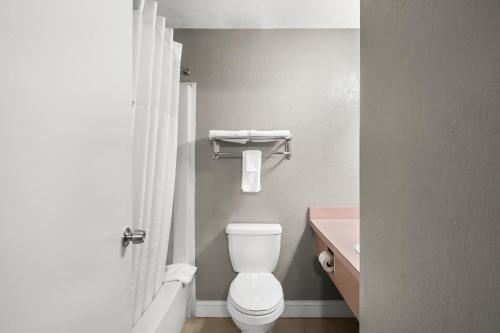Queen Room - Non-Smoking image 7
