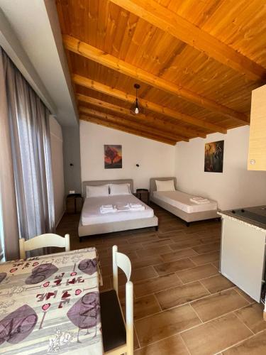 Deluxe Triple Room image 5