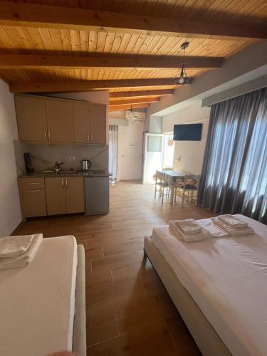 Deluxe Triple Room image 4