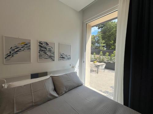 Two-Bedroom Deluxe Apartment image 5
