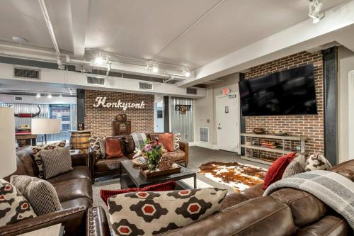 Nashville Honky Tonk Suite 6 BR by Maddox Hotel