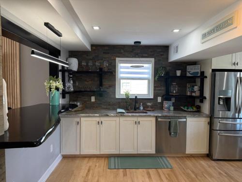 Ground-level bed bath house1mi to the beach sleep8 in ลองบรานซ์ (NJ)