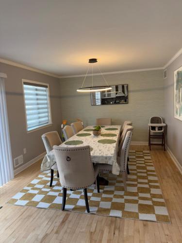 Ground-level bed bath house1mi to the beach sleep8 in ลองบรานซ์ (NJ)