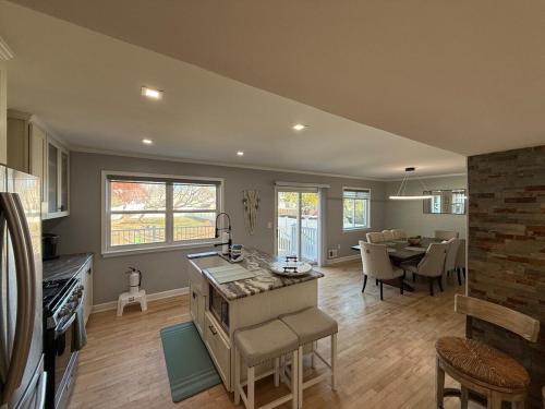 Ground-level bed bath house1mi to the beach sleep8 in ลองบรานซ์ (NJ)