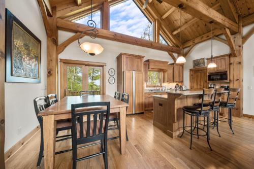 Wolf Ridge Lodge in Sugar Grove (NC)