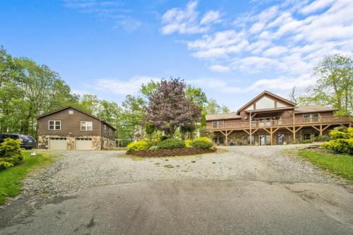 Wolf Ridge Lodge in Sugar Grove (NC)