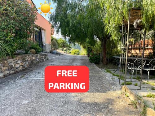 HOST4U - Olivo Al Mare, Splendido Appartamento al piano terra con Area Esterna e Parcheggio Auto a DOLCEDO, 10 minuti in auto dal Mare