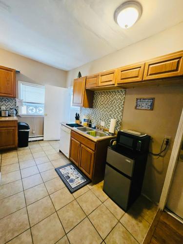 Large room near Whole Foods, Brown University with shared bathroom and kitchen in Providence, USA
