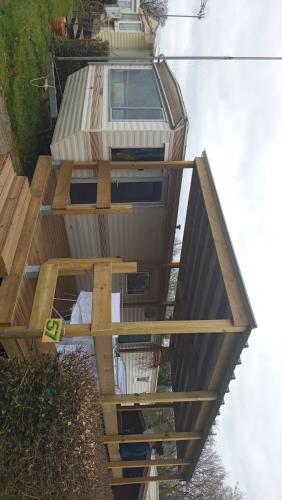 Magnifique Mobil Home avec terrasse couverte in Fourmies