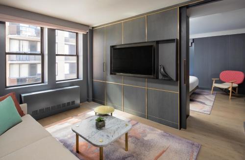 One-Bedroom Deluxe King Suite image 7