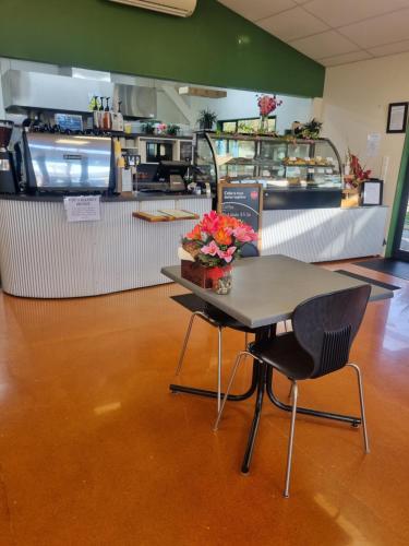 ห้องอาหาร, 287 Cafe & Motel in ไวรัว