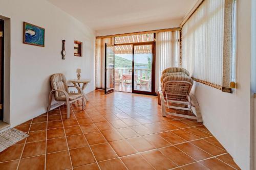 Two-Bedroom Apartment with Terrace and Sea View image 1